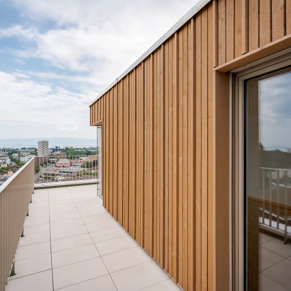 Façade bois et terrasse avec vue dégagée — Pavement 115, Snapshot Media