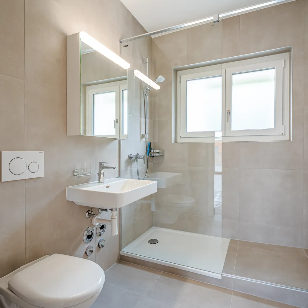 Salle de bain avec douche à l'italienne — Pavement 115, Snapshot Media