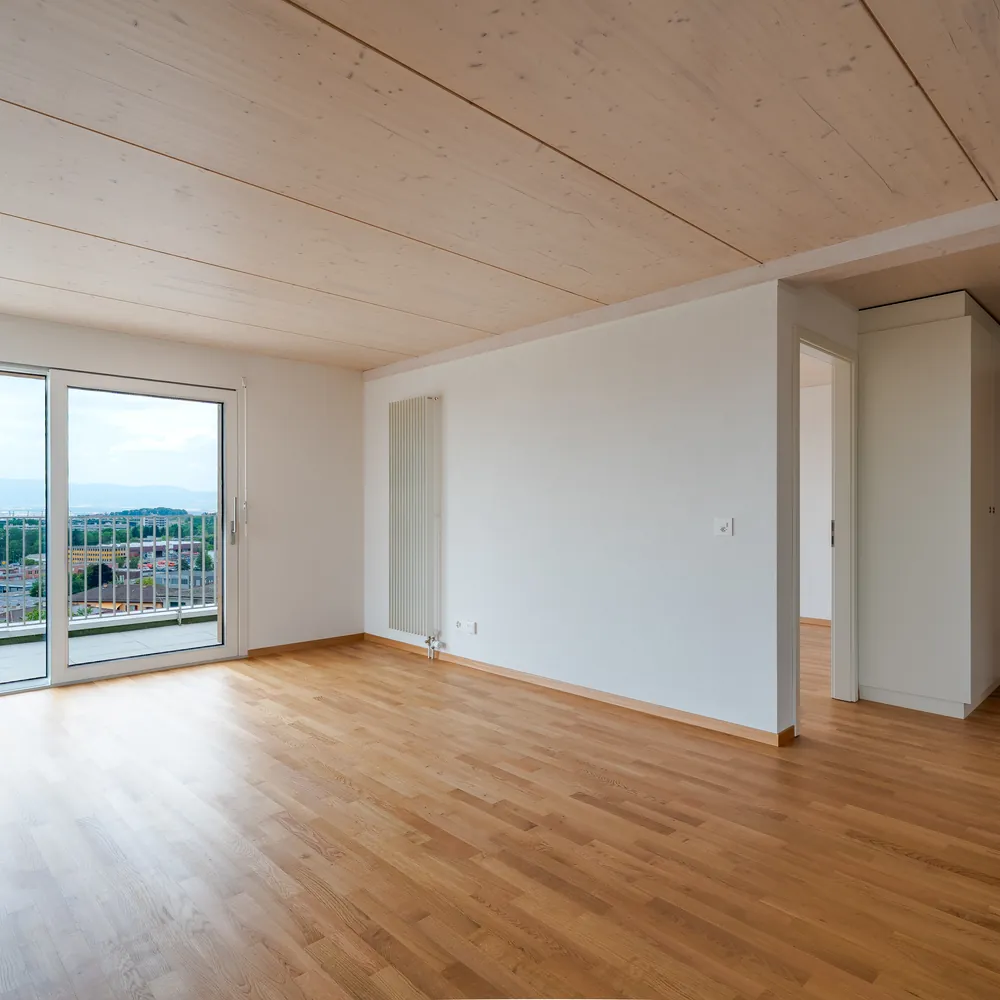 Salon avec baie vitrée et vue sur la ville — Pavement 115, Snapshot Media