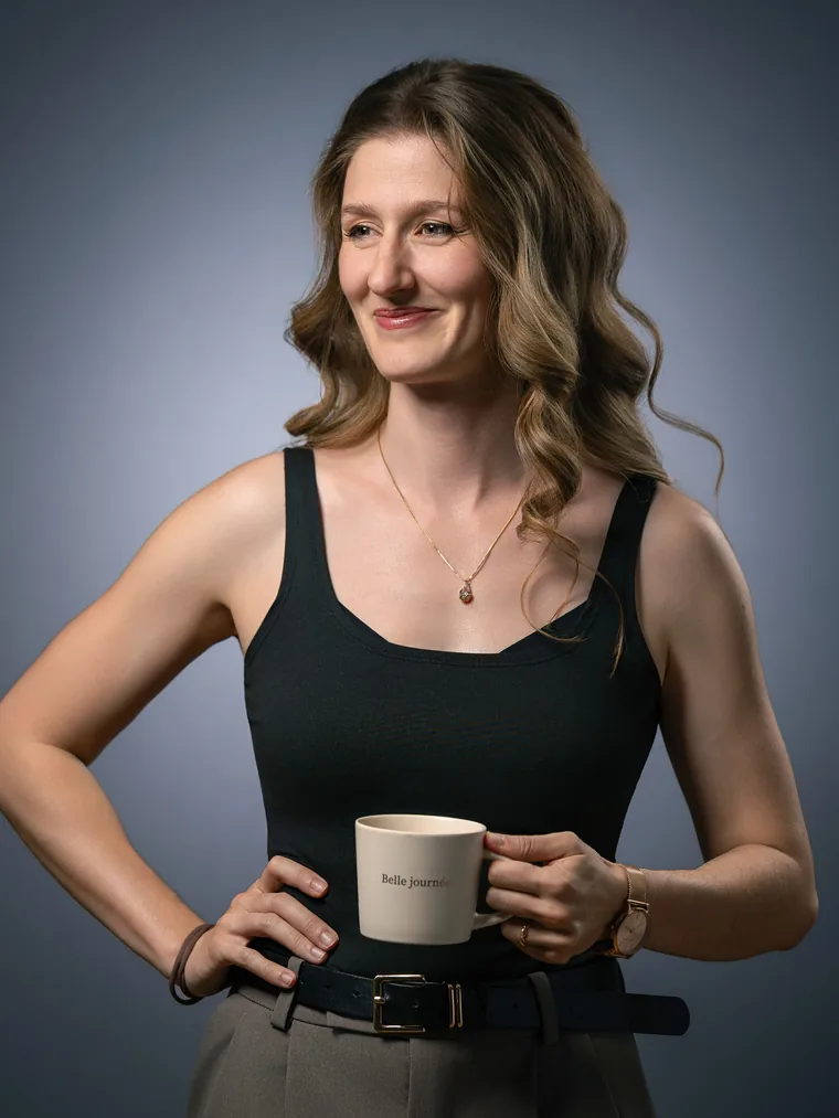 Portrait professionnel en studio d'une dirigeante, fond neutre — Snapshot Media